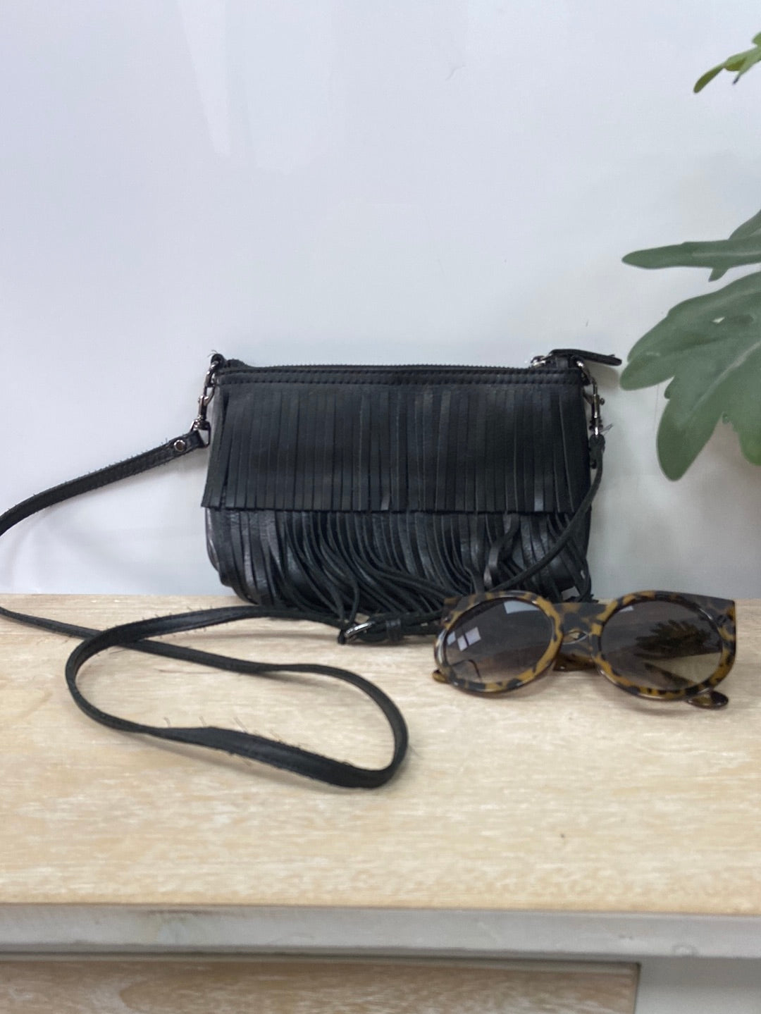 CORTEFIEL.Bolso piel negro flecos
