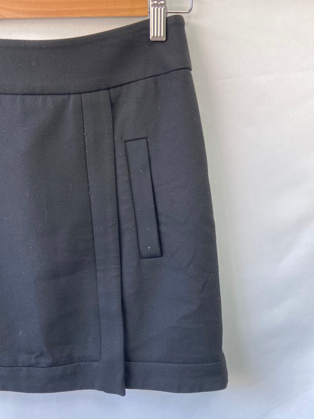 ZARA. Falda negra cruzada T.xs