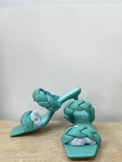 STRADIVARIUS.Blue braided heeled sandals S.37
