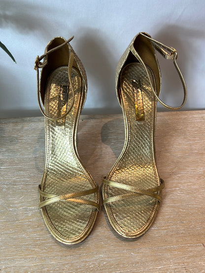 BCBG. Sandalia dorada serpiente T.38