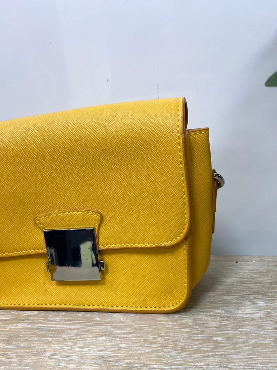 ZARA. Bolso mini amarillo