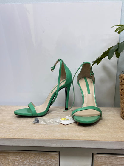 ZARA. Sandalia tacon verde T.37