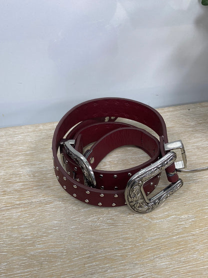 OTRAS. Cinturon burdeos con dos hebillas