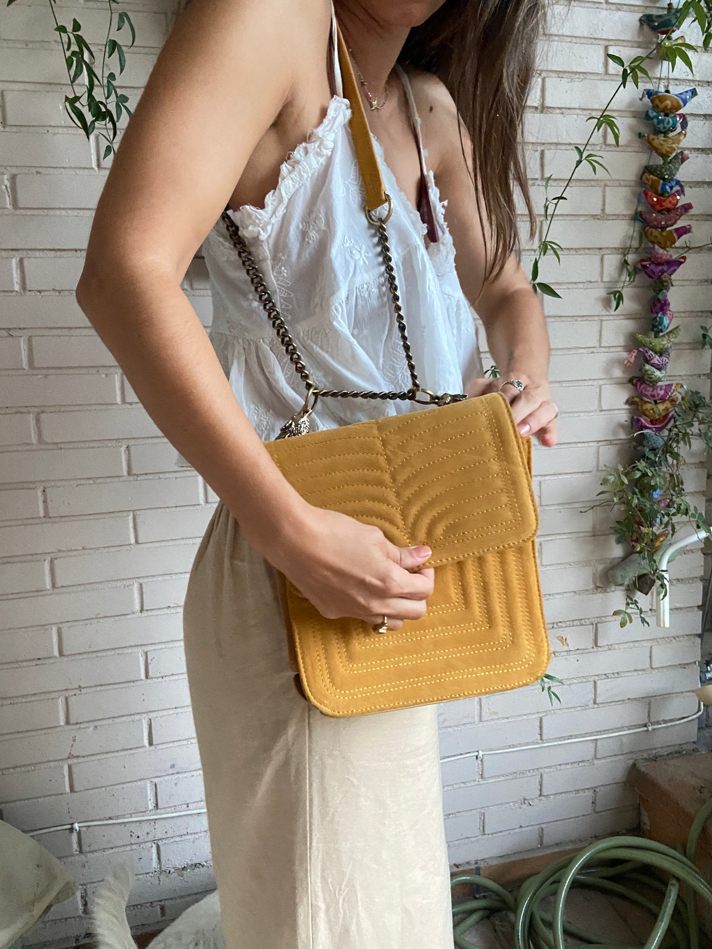 Bolso mostaza cadena asa doble altura