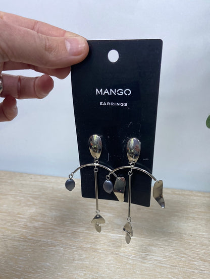 MANGO.Pendientes plateados forma