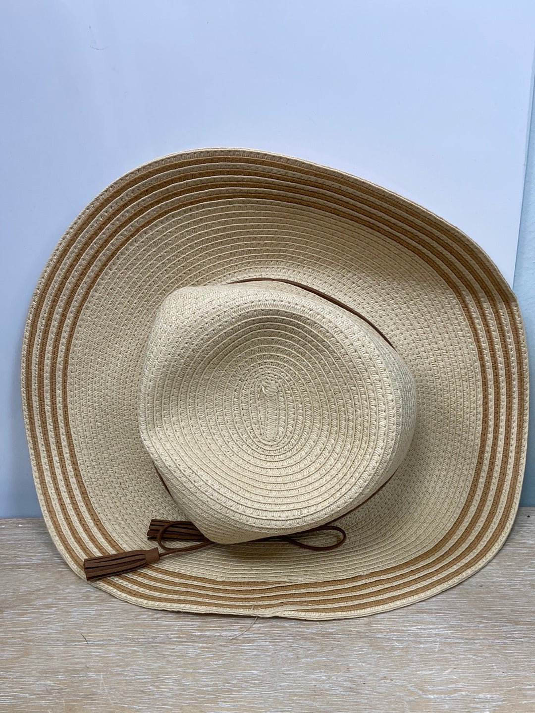 MINISO. Beige hat 57 cm