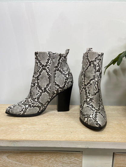 ONLY. Botines animal print T.38