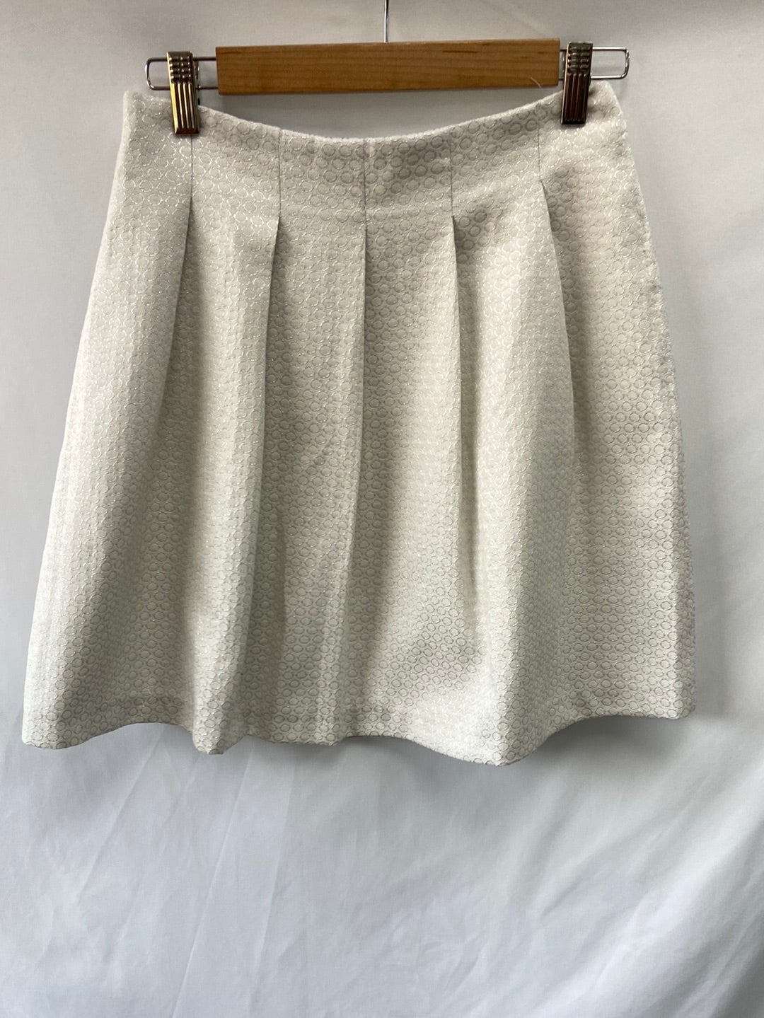 PIMKIE.Falda corta tablas blanca y plateada T.38