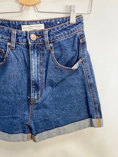 STRADIVARIUS. Denim shorts T.34