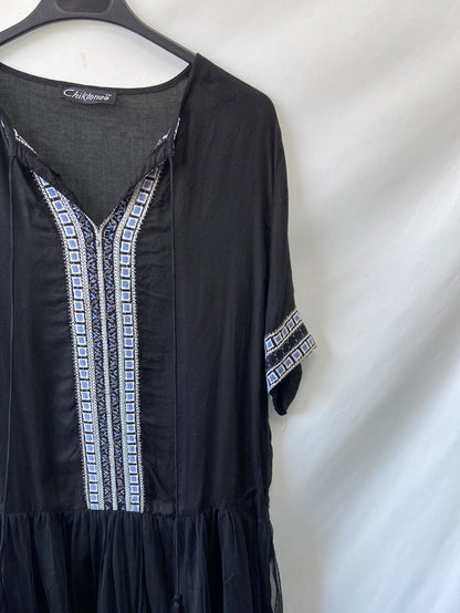 CHIKTONES.Vestido negro gasa volante T.M