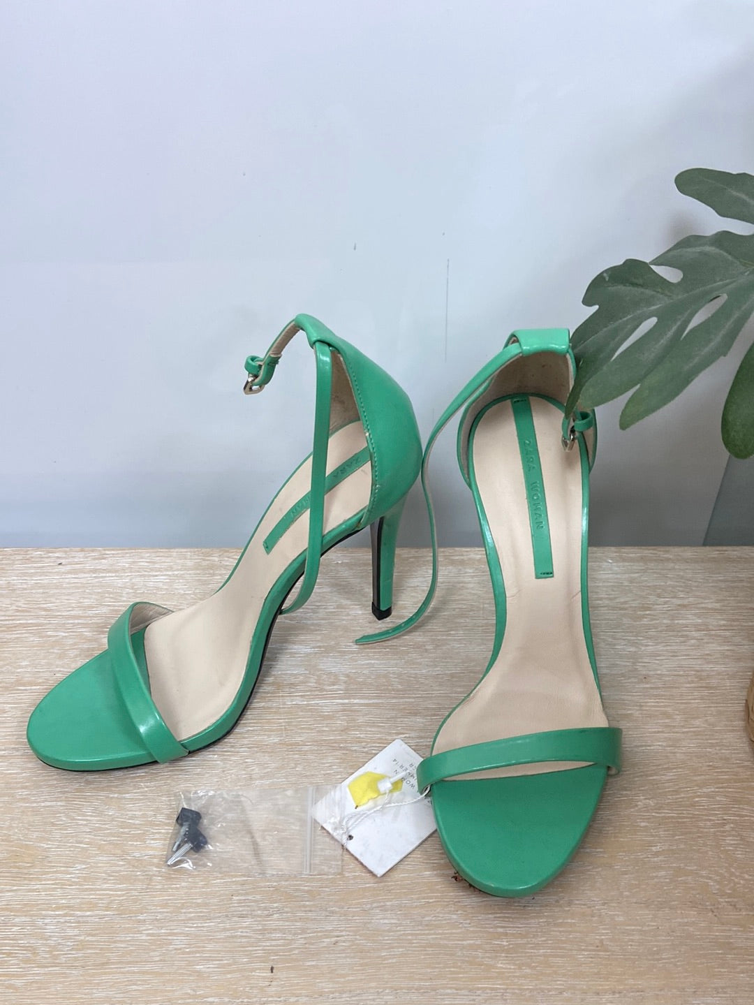 ZARA. Sandalia tacon verde T.37