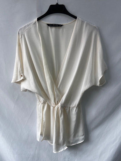 ZARA.Blusa/top blanco arreglado T.XS (Tara)