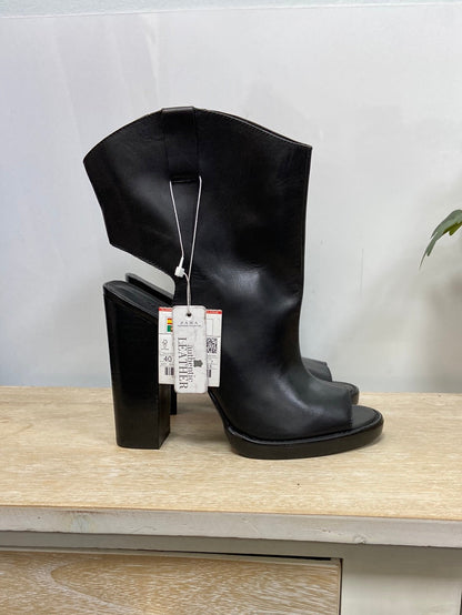 ZARA. Botin negro tacon talón descubierto T.40