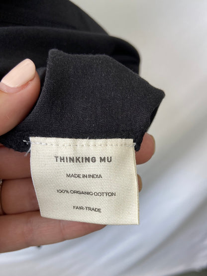 THINKING MU. Camiseta negra ángel  T.m