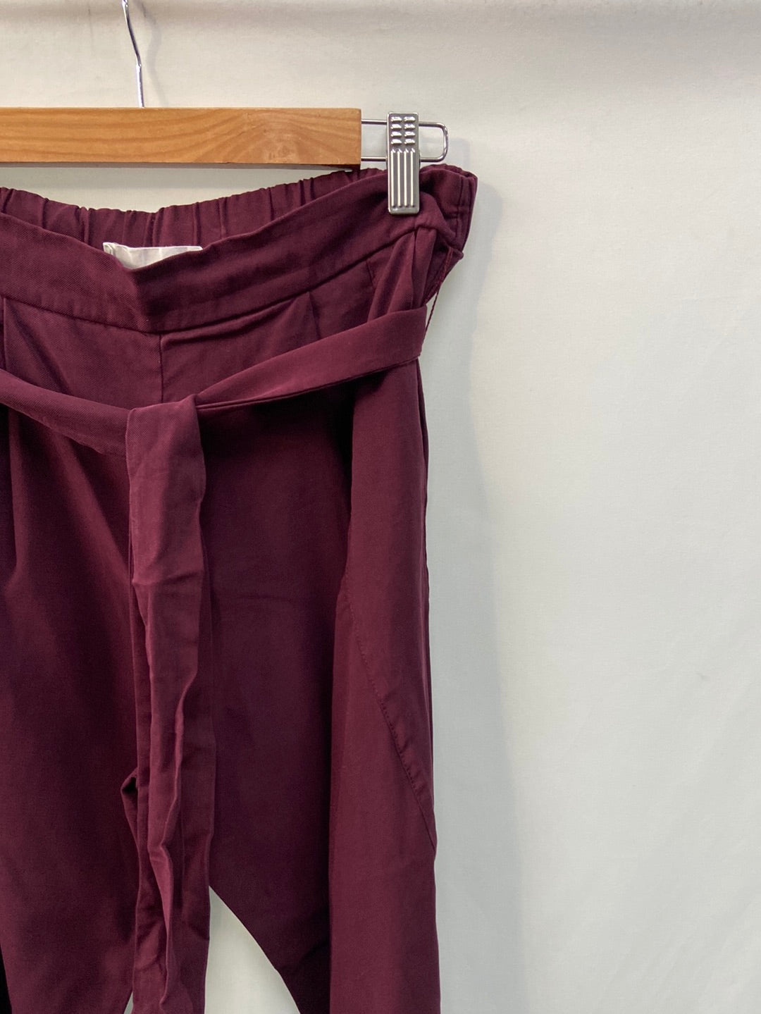 SFERA. Pantalón burdeos de vestir T.s