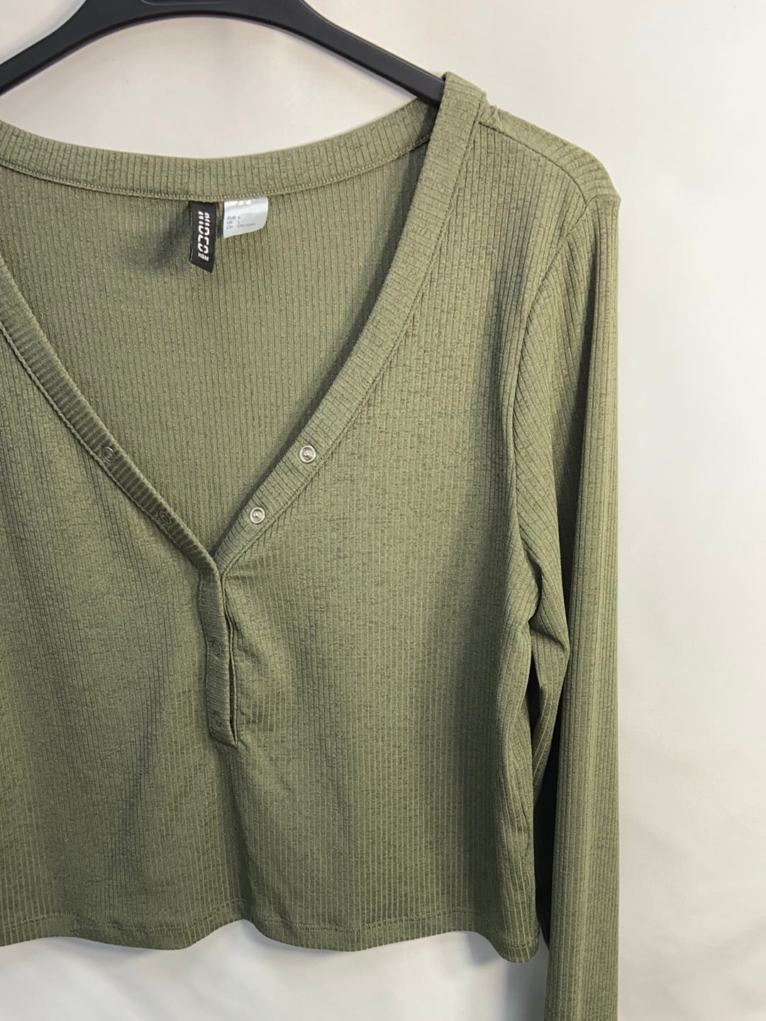 H&amp;M. Green elastic ribbed top TL