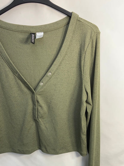 H&amp;M. Green elastic ribbed top TL