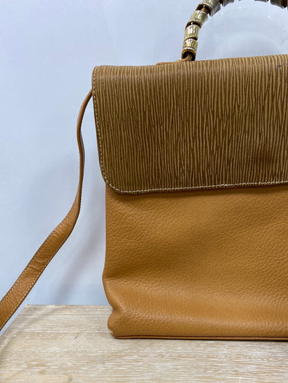 OTRAS. Bolso camel/mostaza