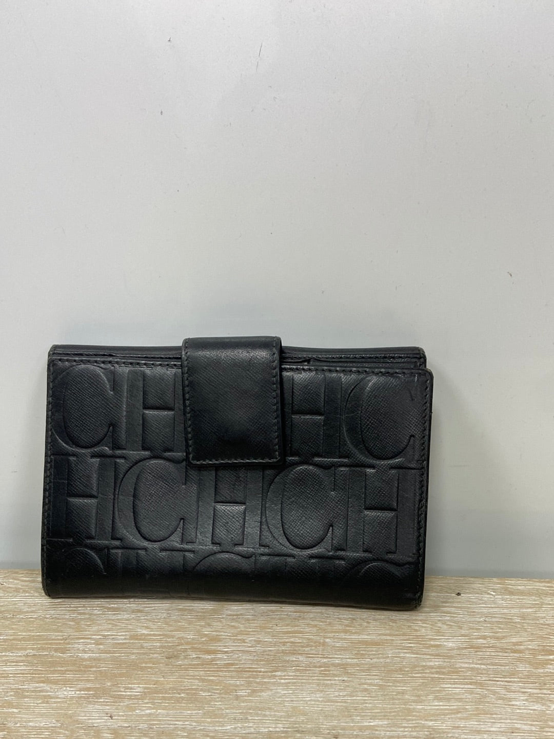 CAROLINA HERRERA. Cartera negra logo