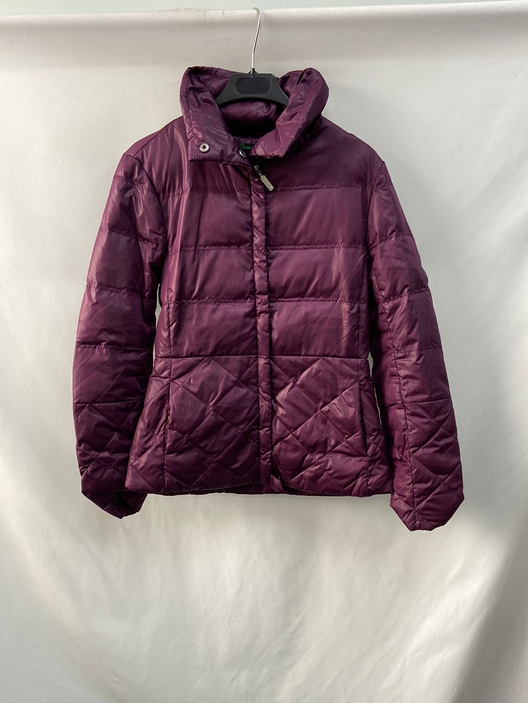 BENETTON.Plumas morado T.S