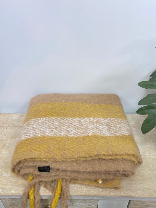 OTRAS.Bufanda gordita oversized beige y mostaza