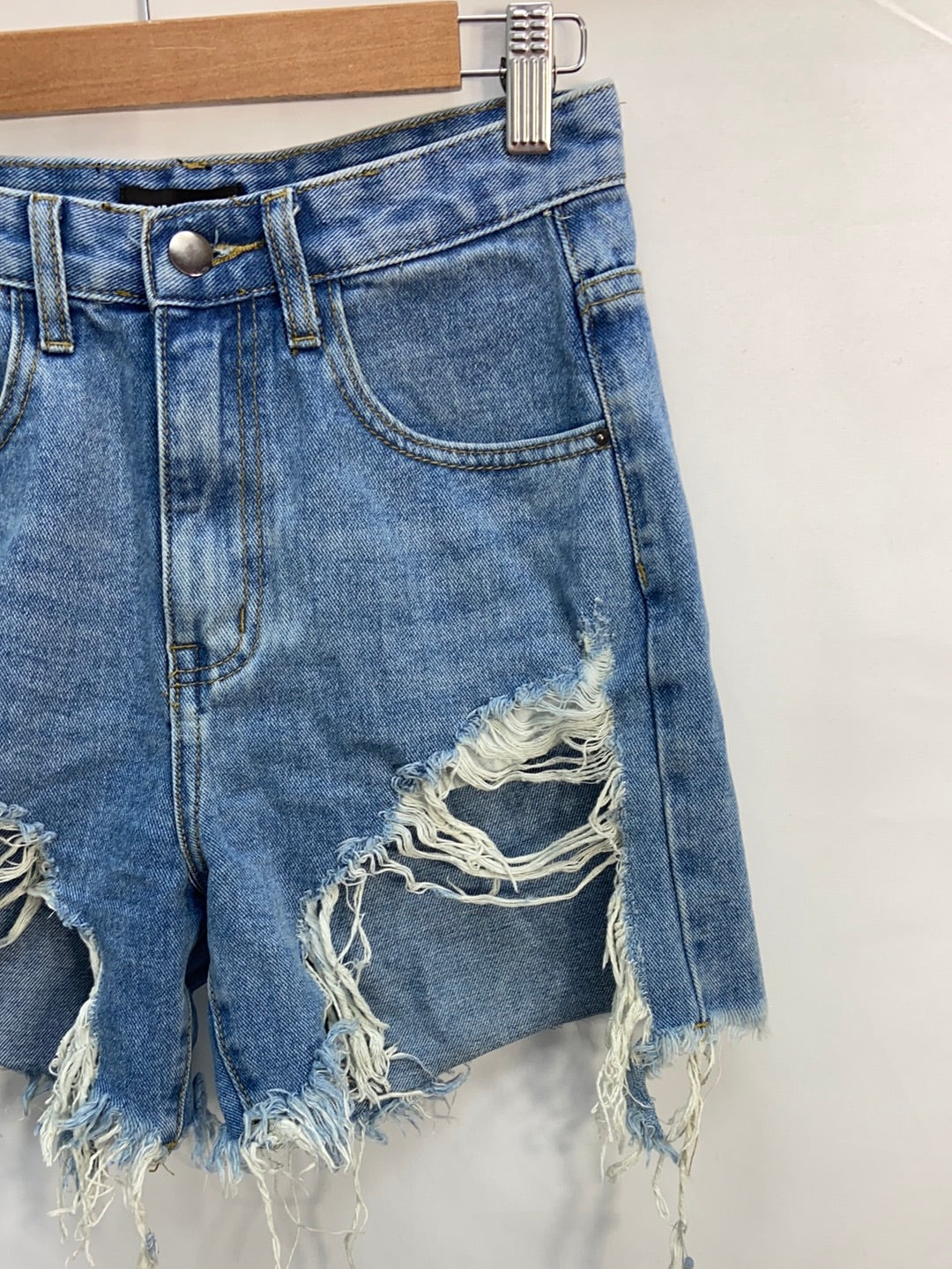 MOMOKROM.Shorts/bermudas denim deshilachados T.s