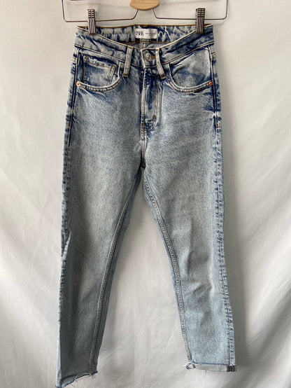ZARA.Vaqueros pitillo claritos T.32