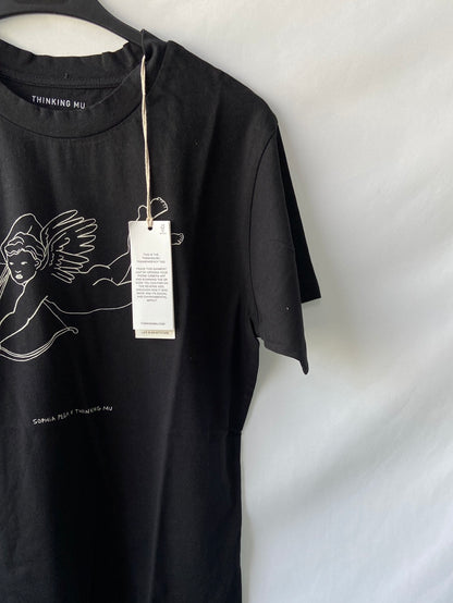 THINKING MU. Camiseta negra ángel  T.m