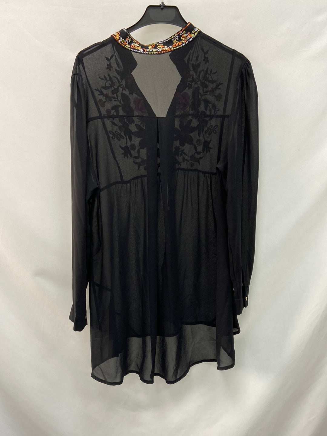 OTRAS.Blusa larga negra bordada TU (M/L)