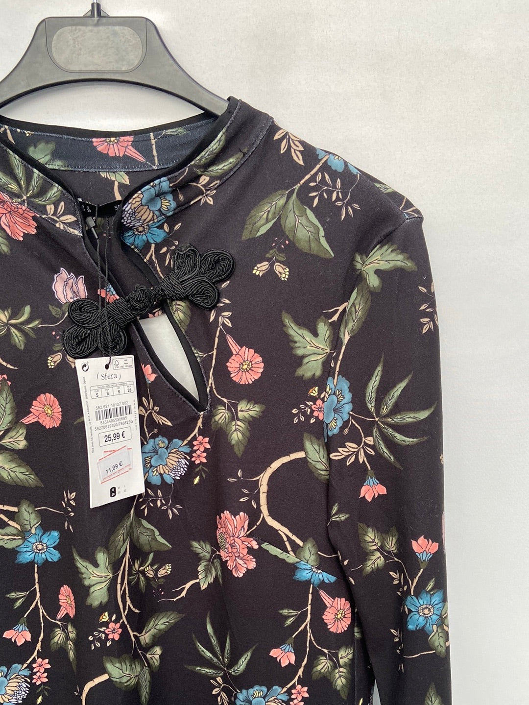 SFERA.Black dress with Asian collar Ts