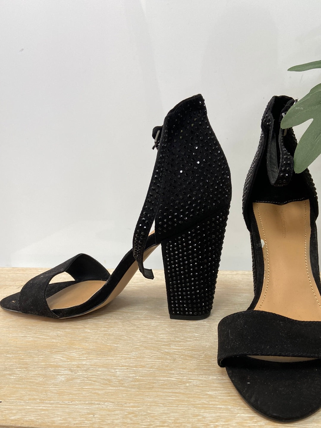 STRADIVARIUS.Sandalia negra tacón tachuelas T.38