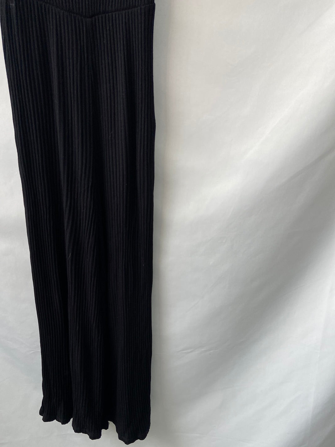 BERSHKA.Mono negro culotte canalé T.S