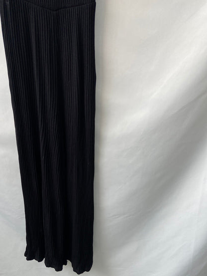 BERSHKA.Mono negro culotte canalé T.S