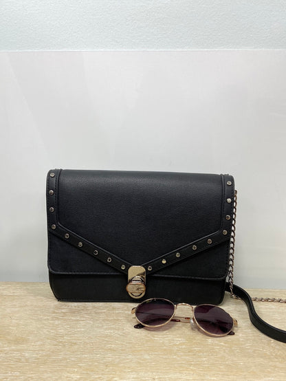 STRADIVARIUS. bolso negro tachuelas (tara)