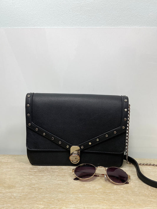 STRADIVARIUS. bolso negro tachuelas (tara)