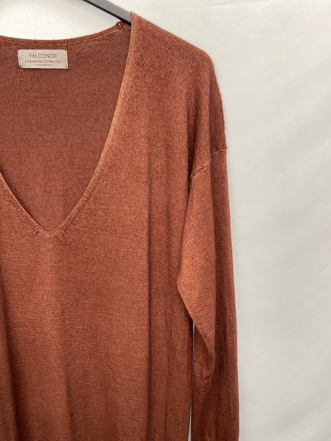 FALCONERY.Jersey cashemere cuello pico T.s