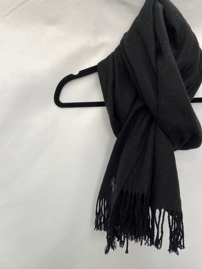 OTRAS.Bufanda clásica negra flecos