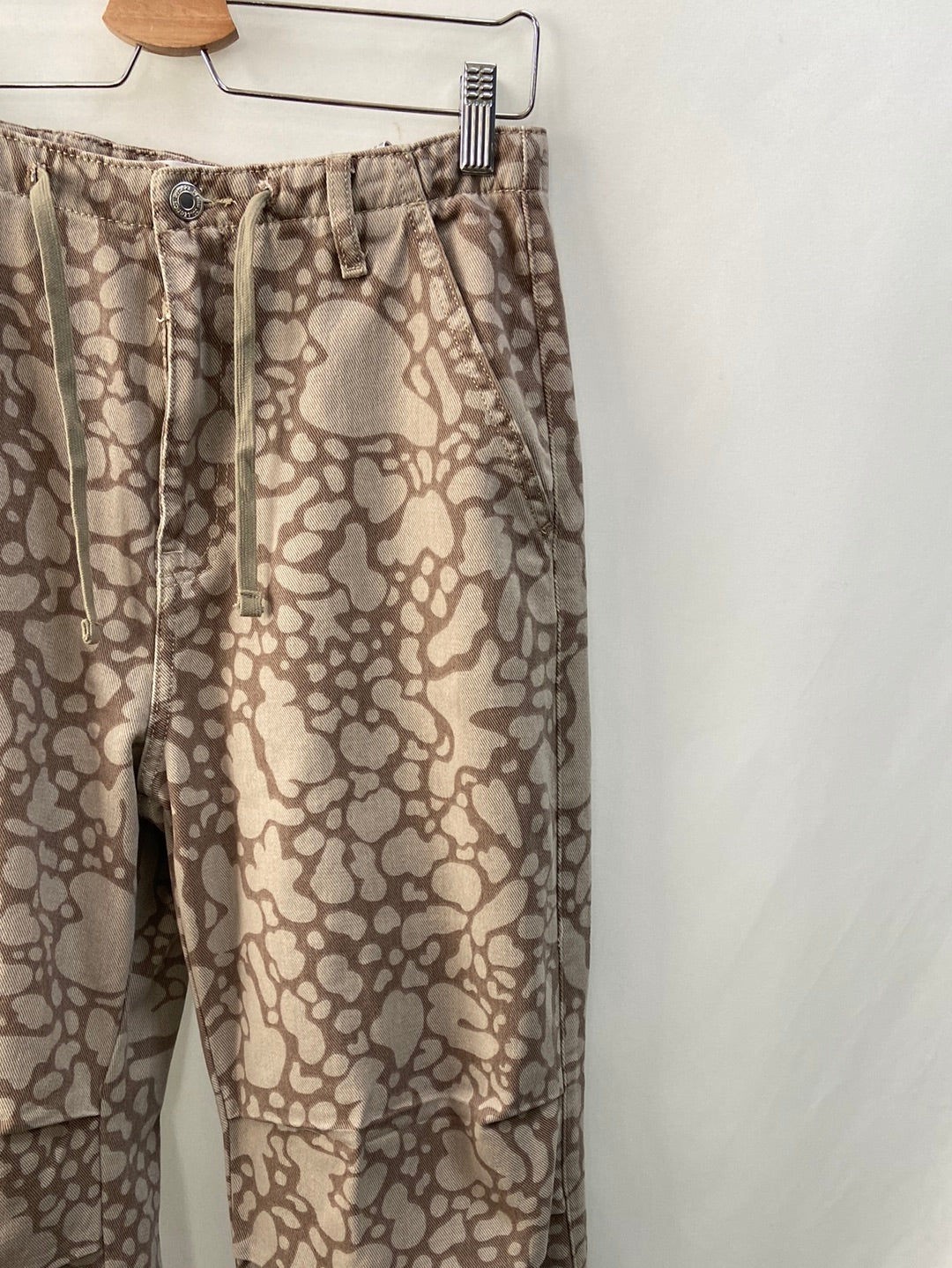 BERSHKA."parachute jeans" estampados T.S