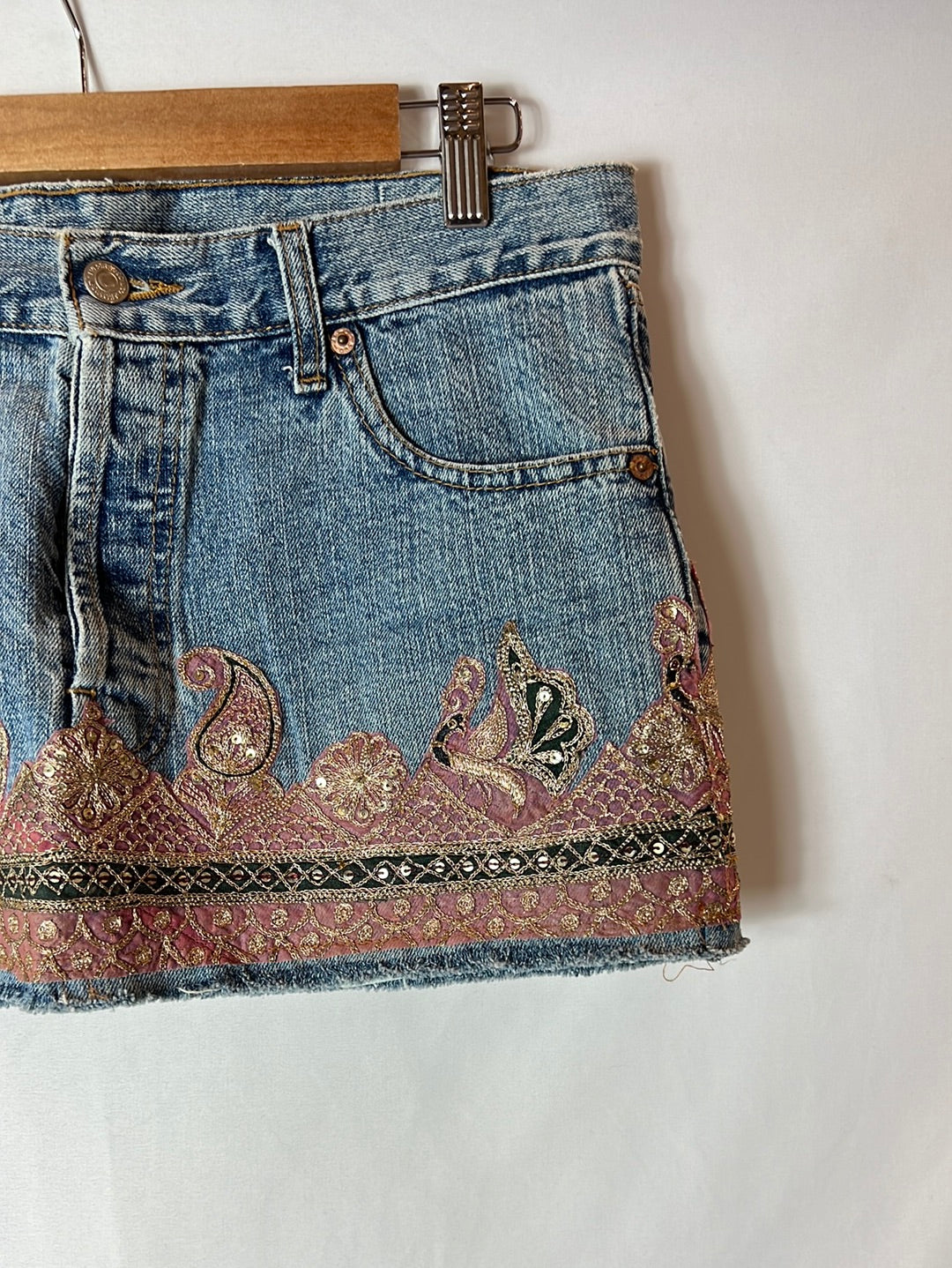 LEVI´S. Falda vaquera con abalorios. T.30 (M)