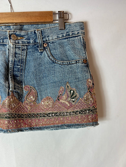 LEVI´S. Falda vaquera con abalorios. T.30 (M)
