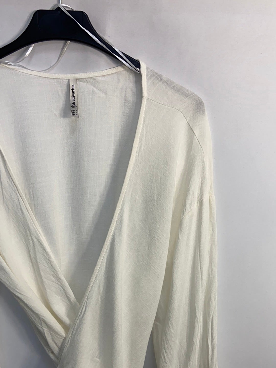 STRADIVARIUS. Blusa blanca cruzada t.s