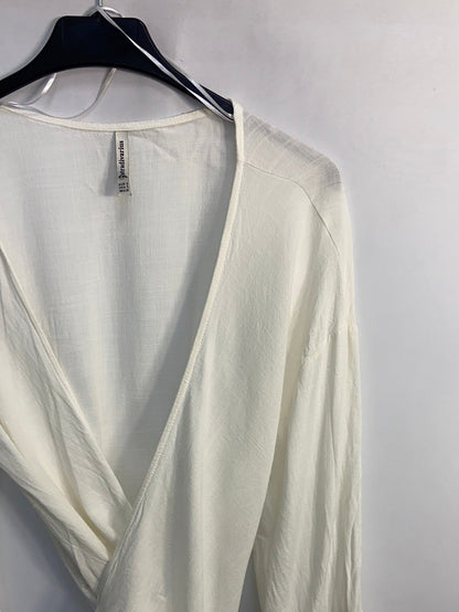 STRADIVARIUS. Blusa blanca cruzada t.s