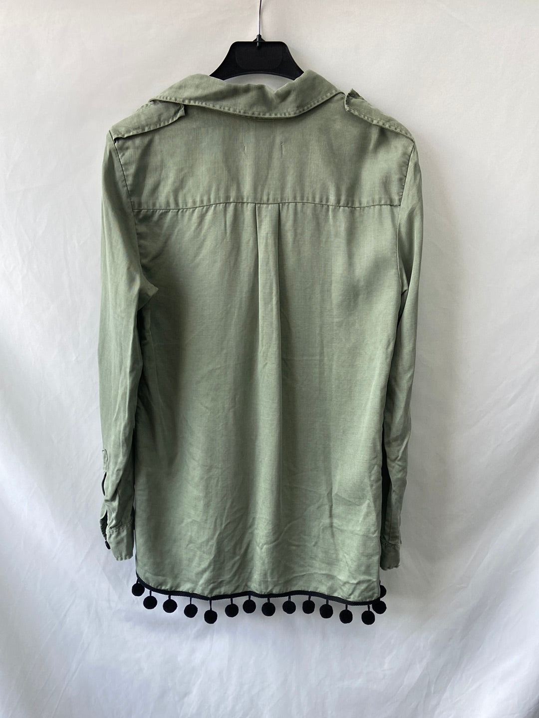 ZARA.Camisa verde borlas T.XS