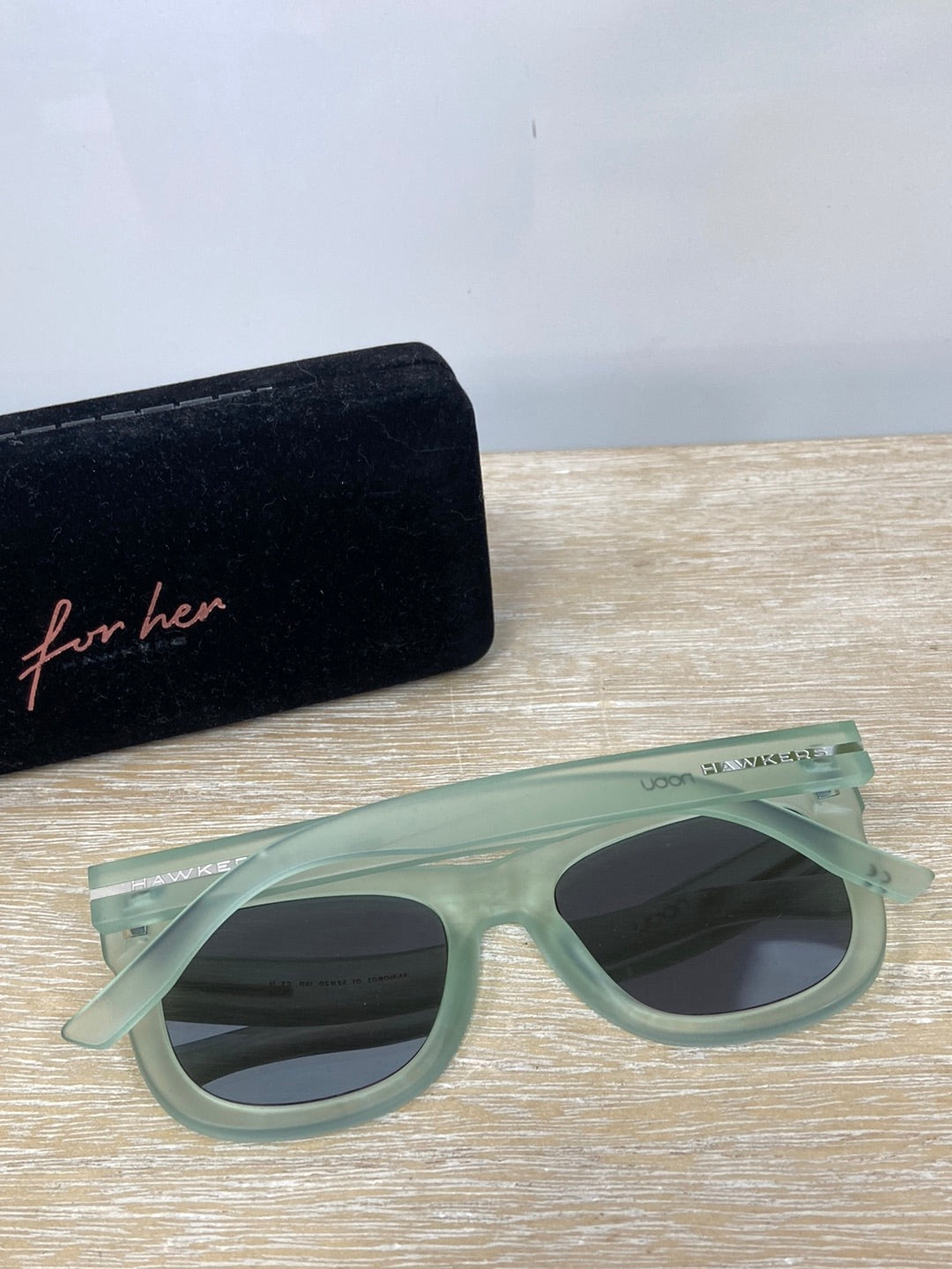 HAWKERS.Gafas de sol verdosas