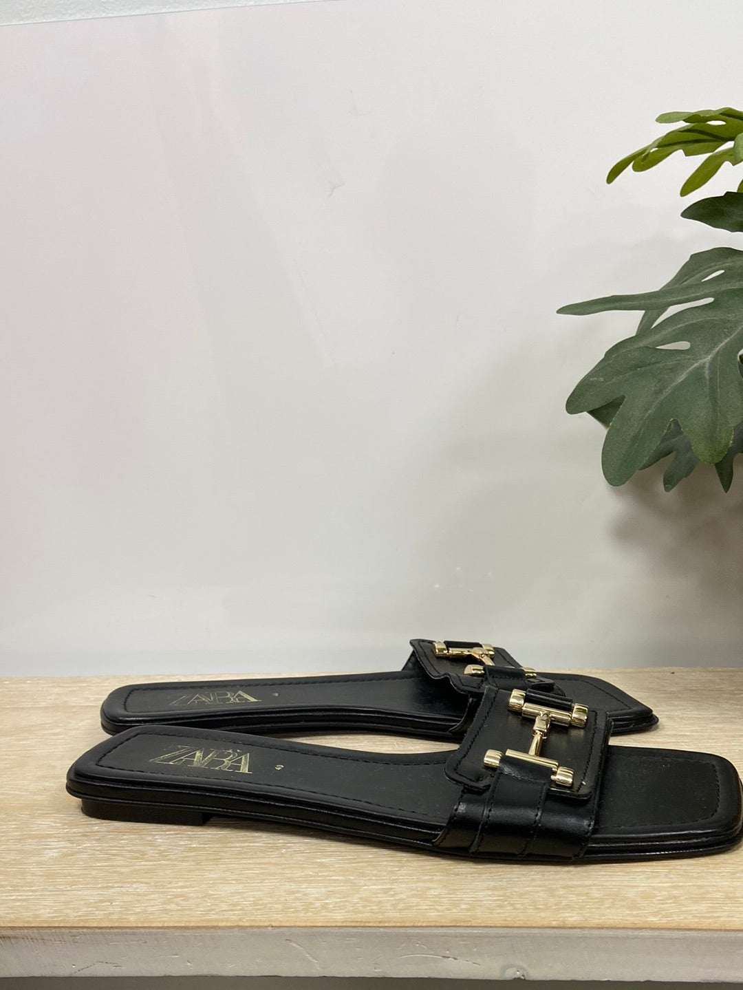 ZARA. Sandalia negra hebilla T.40