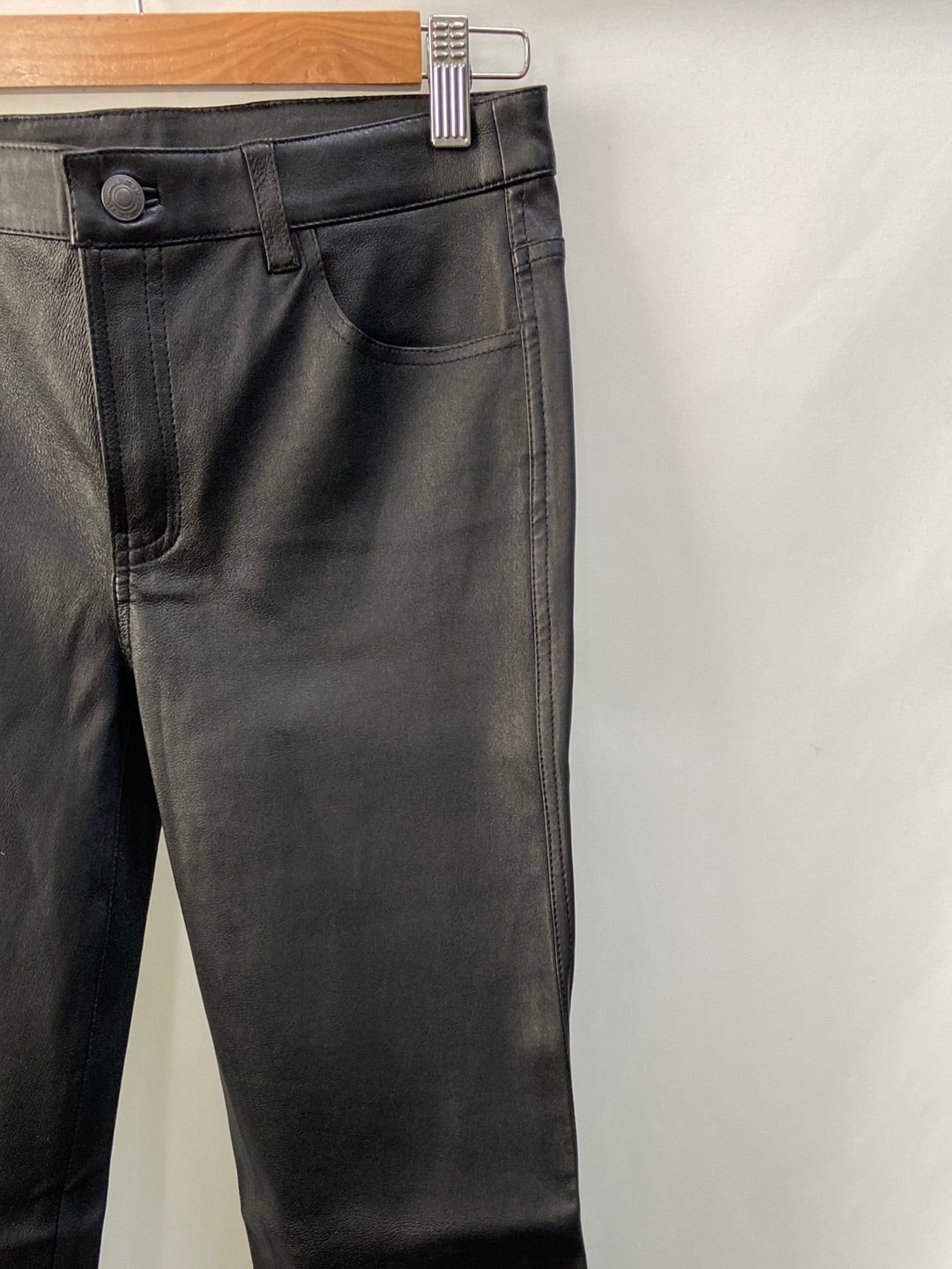 MASSIMO DUTTI. Black waxed trousers S.XS