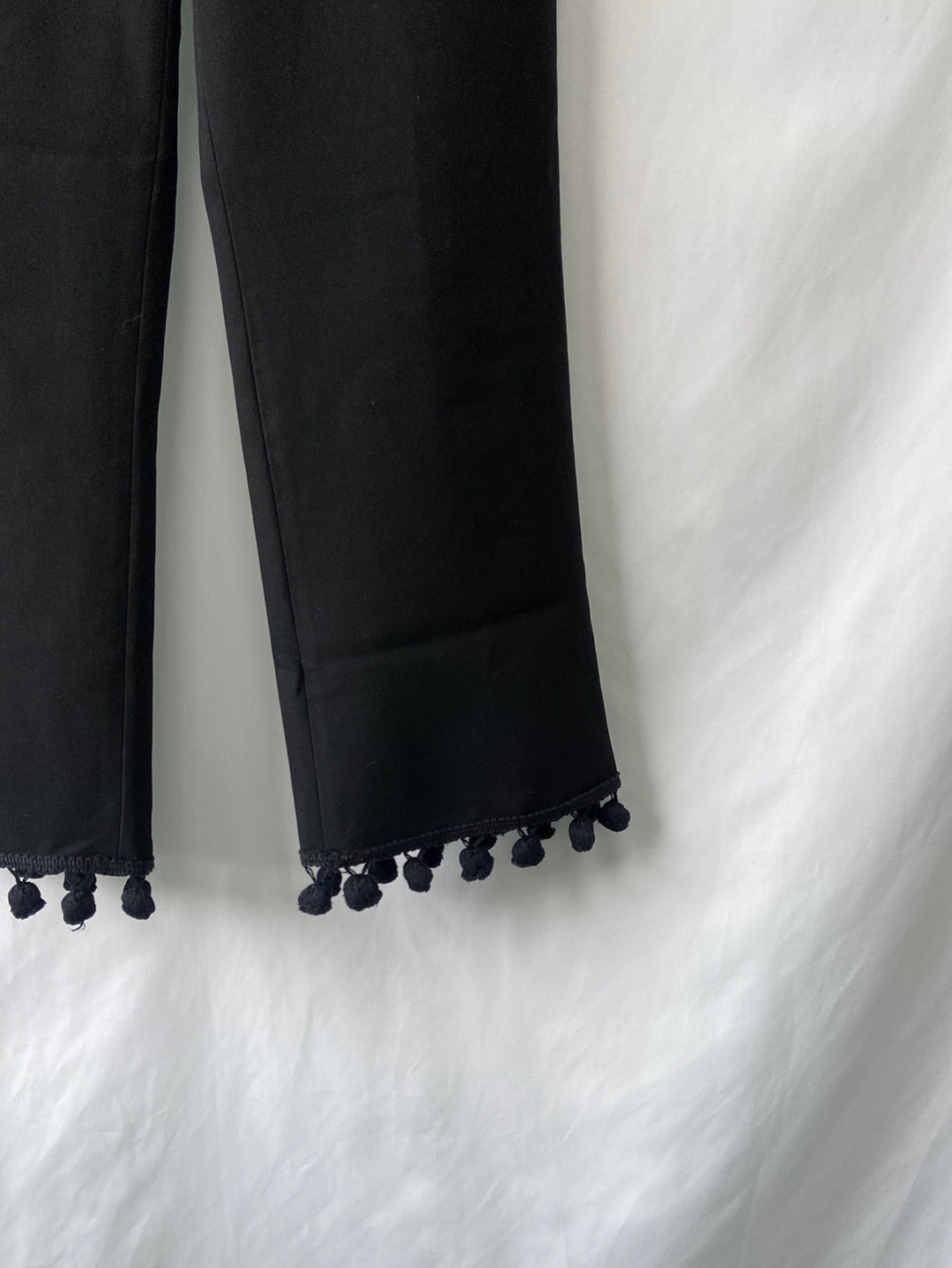 ZARA.Pantalones negros borlas T.XS