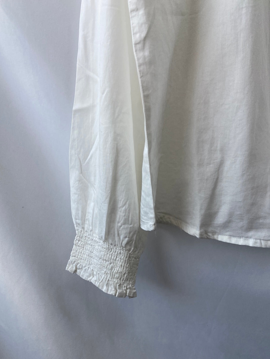 THINKING MU. Camisa blanca puños T.s