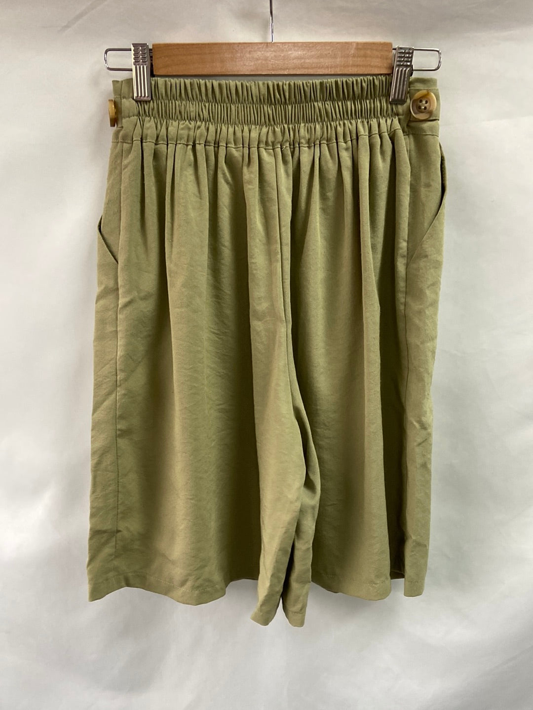 OTRAS.Bermudas anchas verde caqui TU (s)