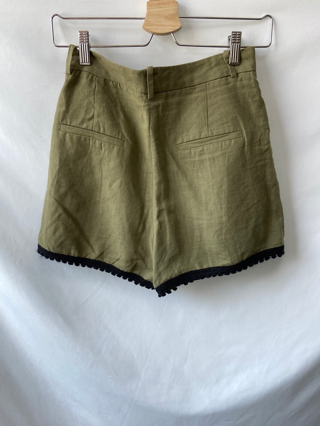 ZARA.Shorts Lino verdes T.XS